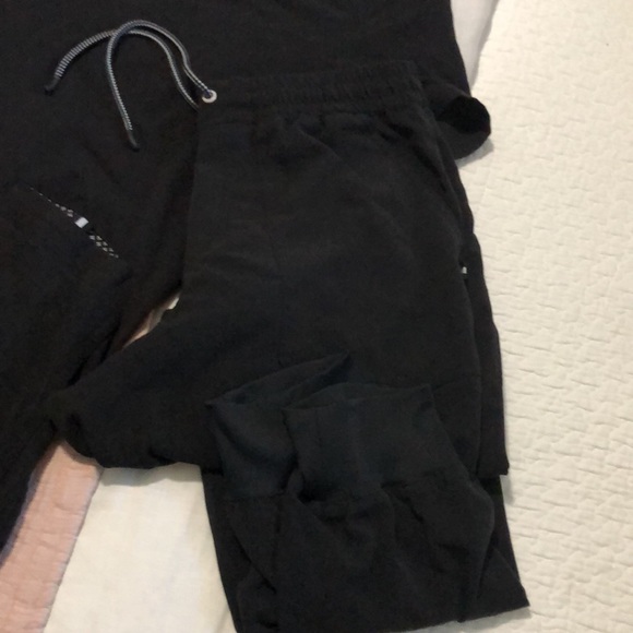 Koi scrub set. Extra small top and petite small bottom - Picture 4 of 5